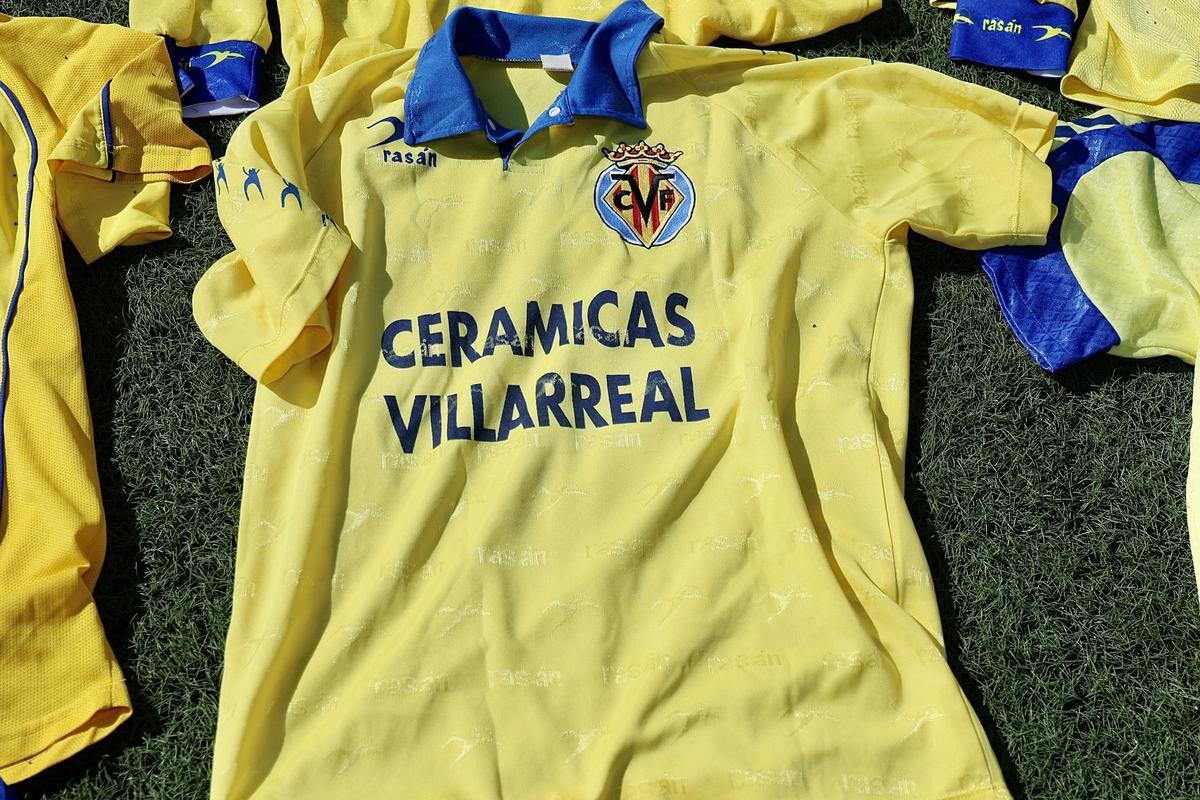 Galería | Las mejores imágenes de la espectacular colección de camisetas retro del Villarreal de Josep Cabrera