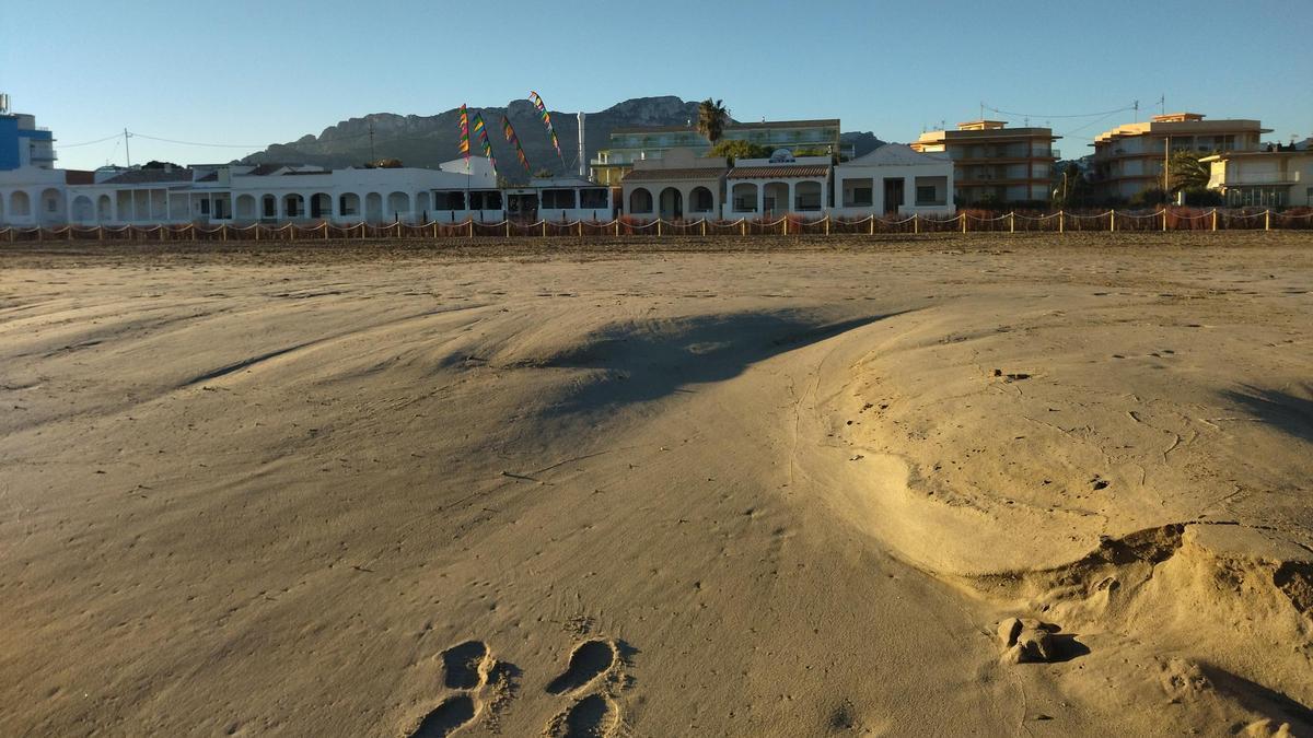 Imagen tomada desde la orilla de la playa. Las olas golpeaban antes de la regeneración las casas que ahora están a 50 metros del mar