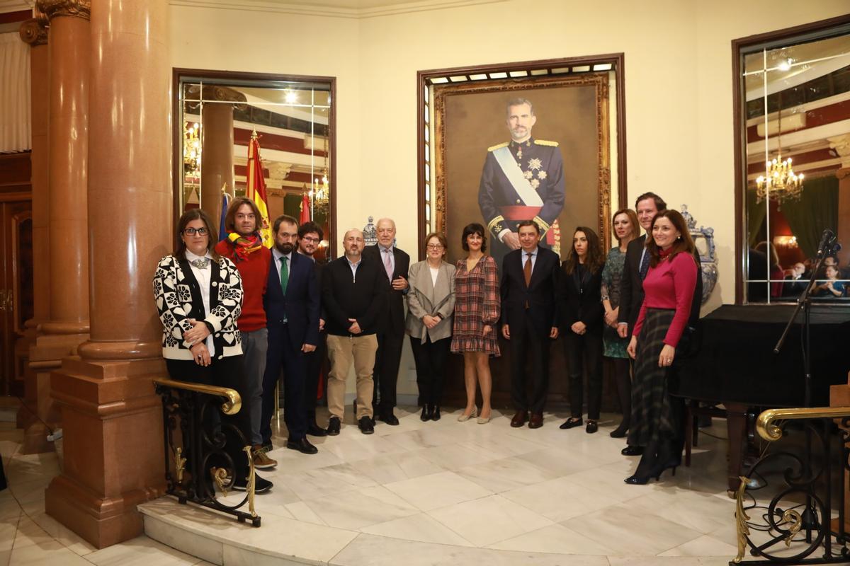 Foto de familia con los galardonados en los V Premios Periodismo y Sector Pesquero Español, organizados por Cepesca.