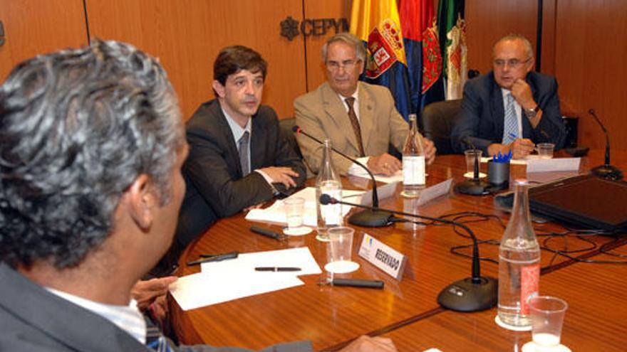 El consejero Javier González Ortiz  (izq.), junto a Sebastián Grisaleña y José Cristóbal García, ayer.  i J.C. CASTRO