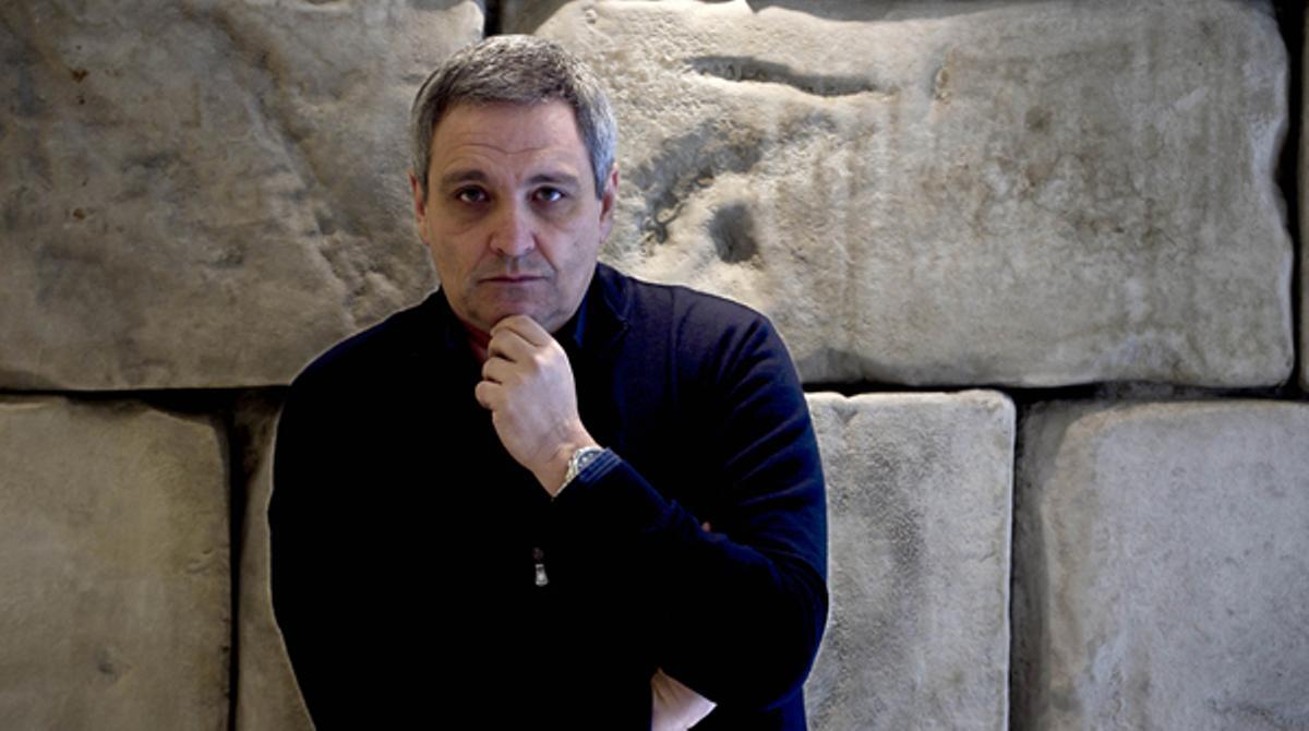 El novel·lista italià, Maurizio de Giovanni, xerra amb EL PERIÓDICO sobre la seva última novel·la.