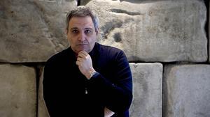 El novel·lista italià, Maurizio de Giovanni, xerra amb EL PERIÓDICO sobre la seva última novel·la.