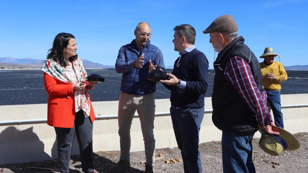 José Miguel Gimeno, uno de los líderes del proyecto, explica los detalles del mismo a Juan Marín, presidente de la Comunidad de Regantes de Lorca.