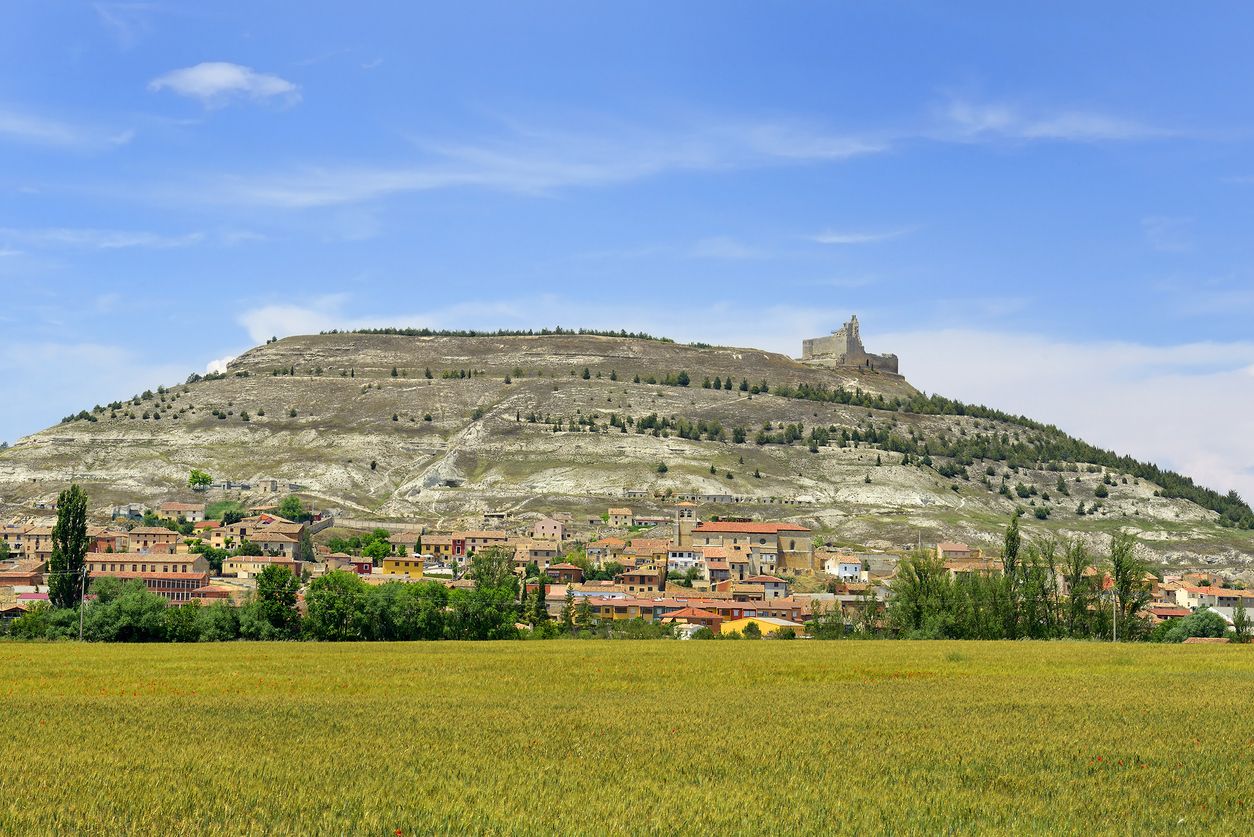 Castrojeriz acoge al viajero con los brazos abiertos.