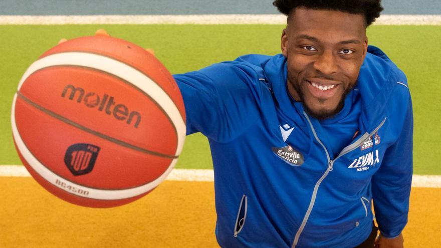 Lotanna Nwogbo, en el Palacio de los Deportes de Riazor. |  // CASTELEIRO/ROLLER AGENCIA