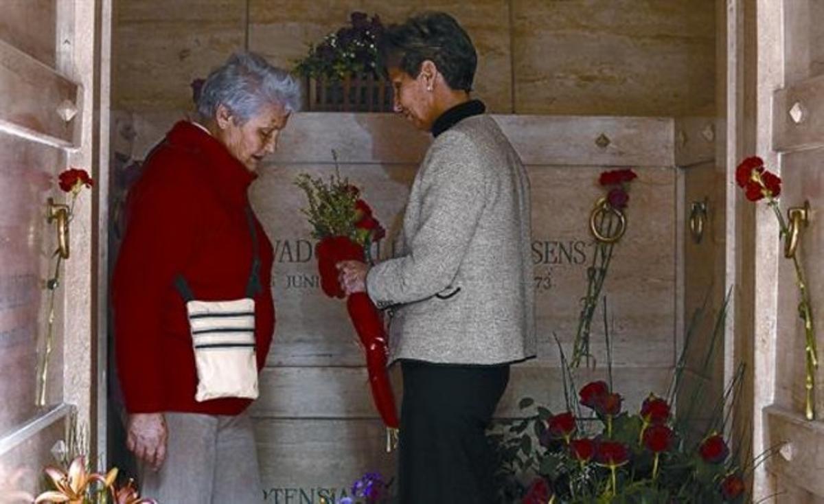 Les filles d’Allende,a la tomba del seu pare, dissabte passat. Les filles d’Allende,a la tomba del seu pare, dissabte passat.