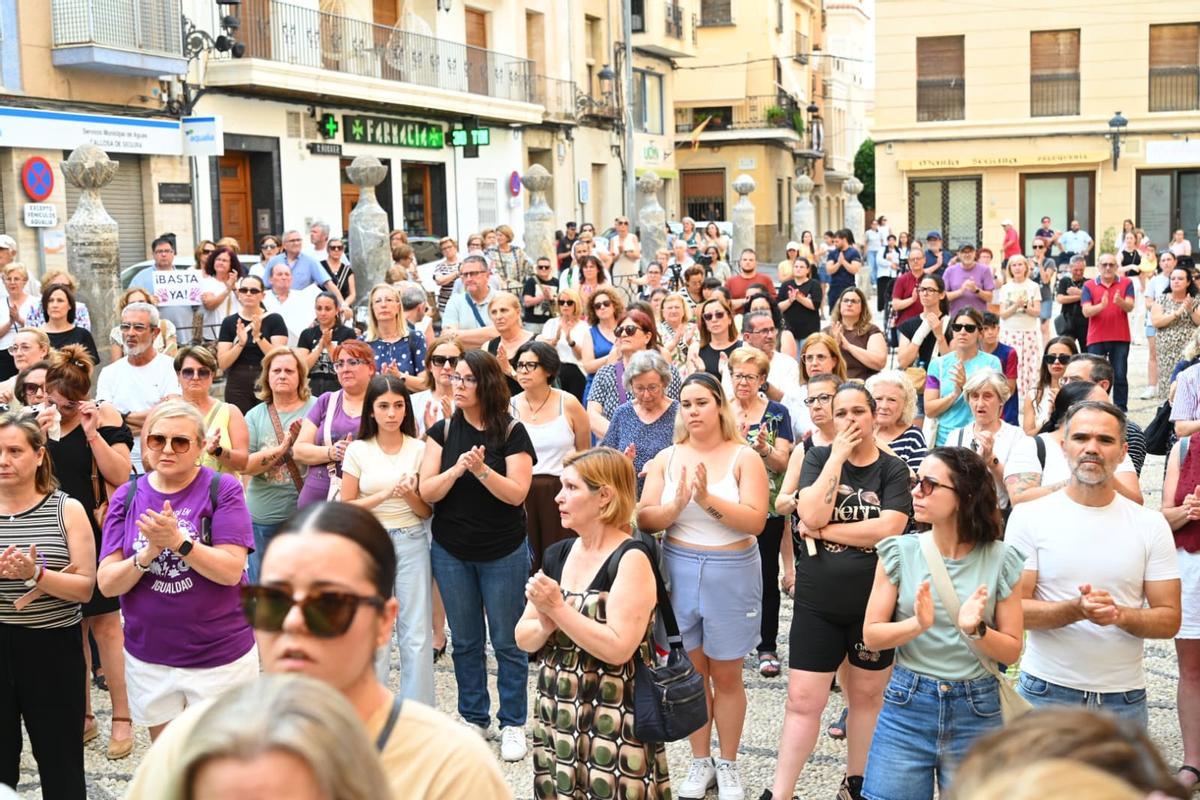 Minuto de silencio tras el crimen machista que ha acabado con la vida de Patricia en Callosa de Segura Minuto de silencio tras el crimen machista que ha acabado con la vida de Patricia en Callosa de Segura