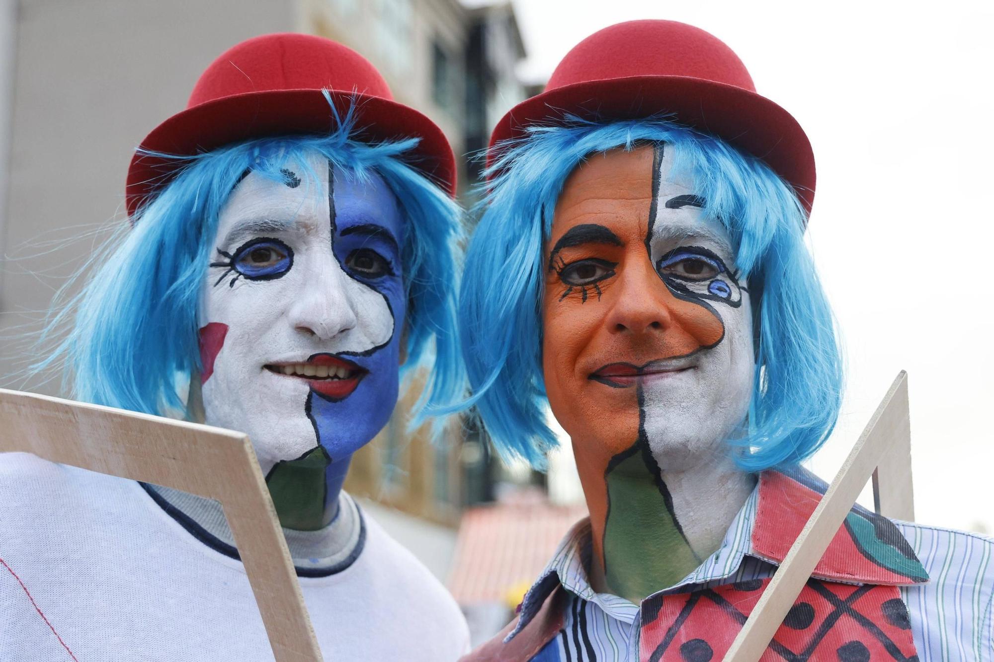 Santiago disfruta del tradicional desfile de martes de Entroido