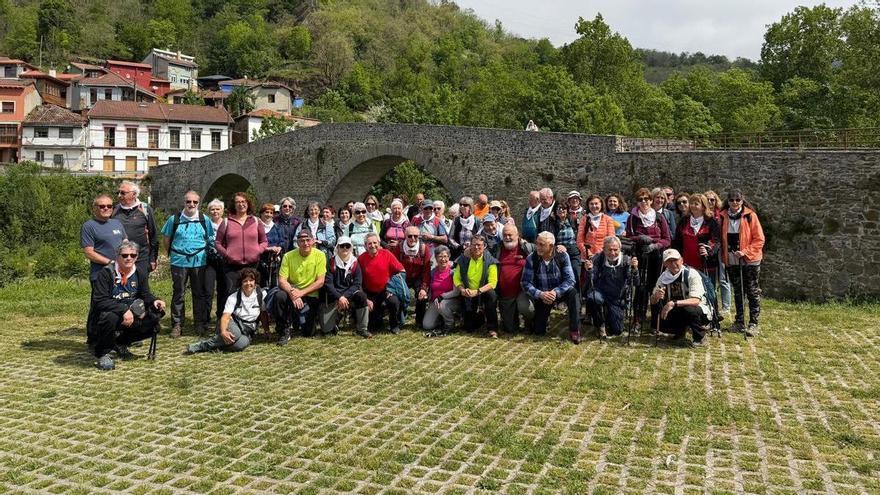 Peregrinos alaveses recorren el "Camino de las Asturias" como colofón a las jornadas para promocionar esta ruta jacobea: "Tiene futuro"