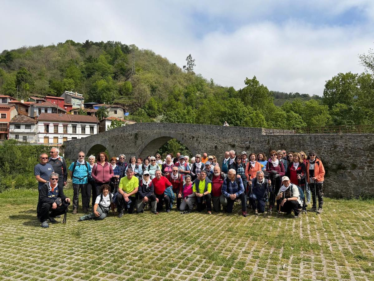 Peregrinos alaveses, en Puente d'Arcu.