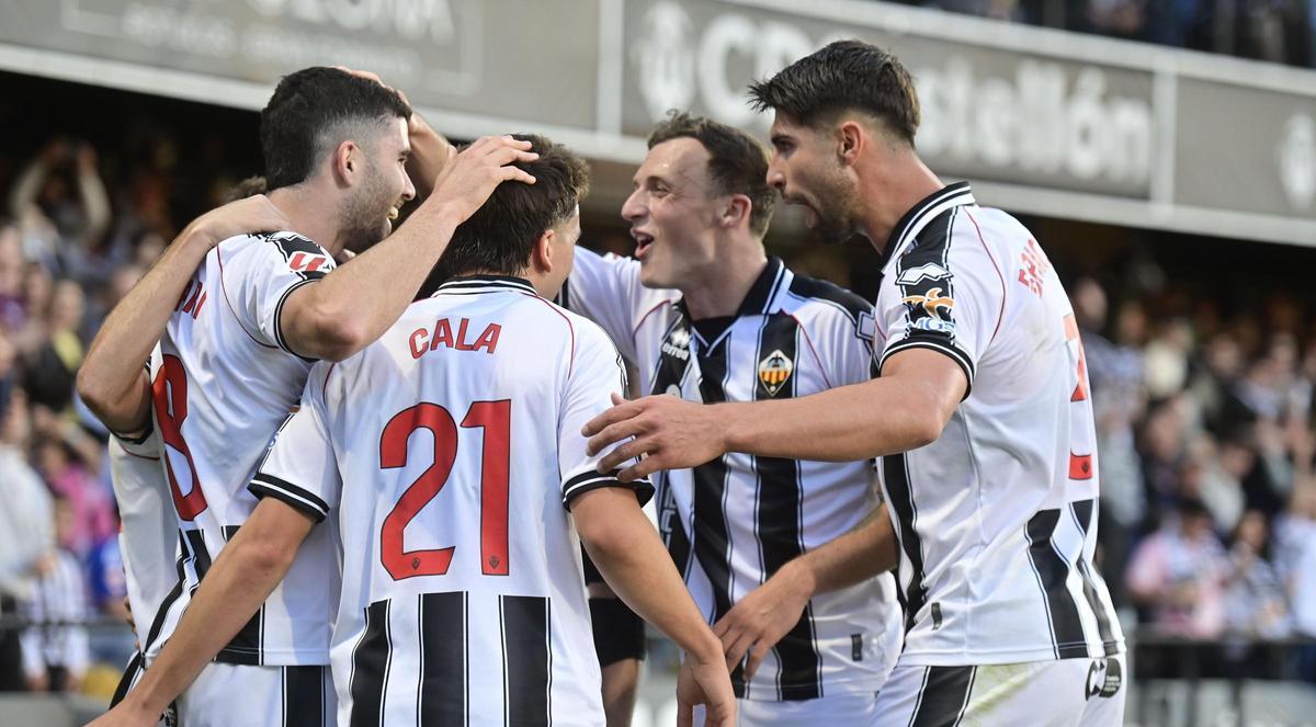 Los jugadores del Castellón celebran uno de los goles ante el Granada.