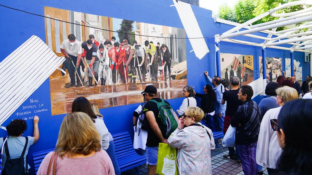 Mural "Memòria de l'aigua" en la plaza del Ayuntamiento de Benetússer.
