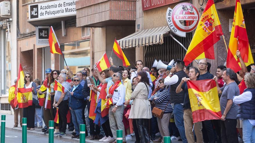 Apenas 50 personas participan en la concentración contra la amnistía frente a la sede del PSOE en Alicante