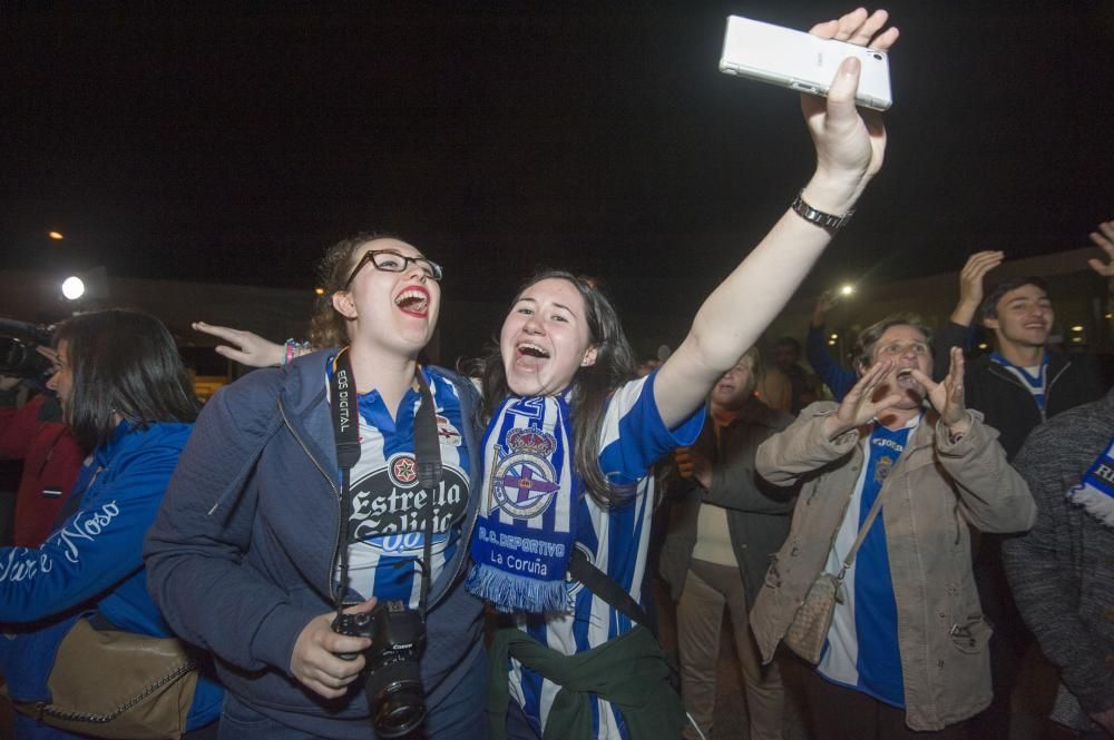 Aficionados reciben en Alvedro al Dépor tras sella