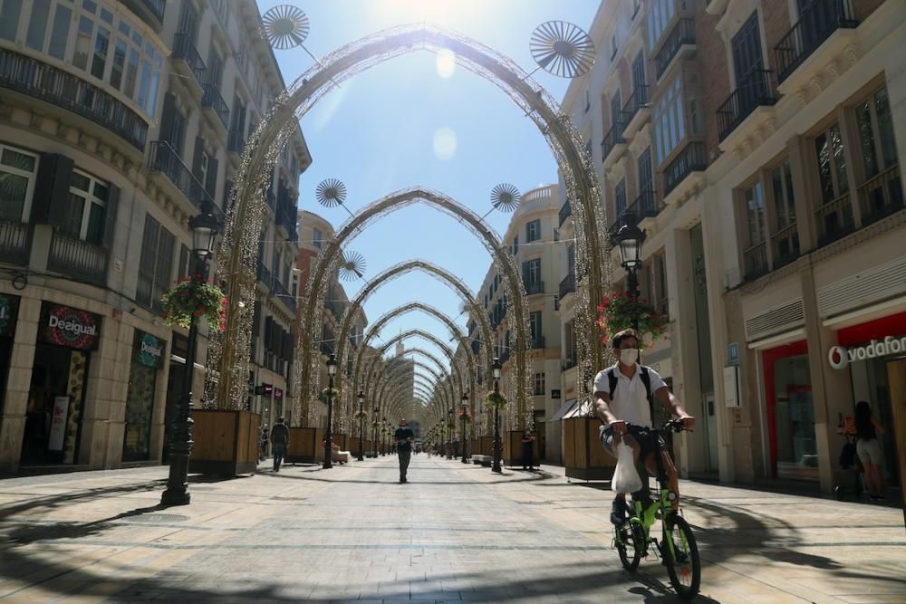 Continúa el montaje de las luces de Navidad de la calle Larios