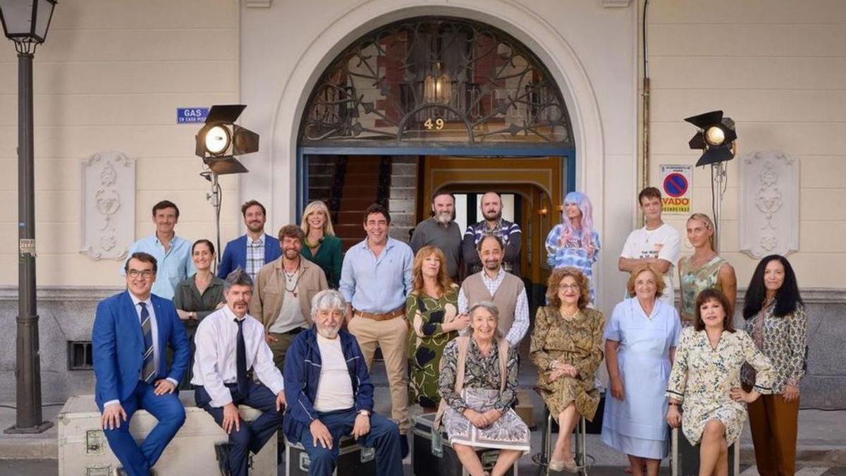 Els protagonistes de «LQSA» a l’entrada del nou immoble | MEDIASET