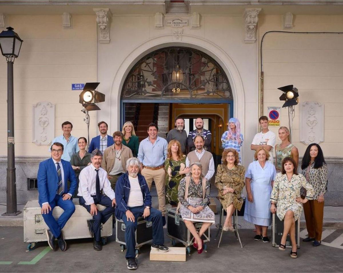 Els protagonistes de «LQSA» a l’entrada del nou immoble | MEDIASET