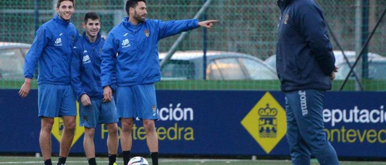 Bruno, Jandrón y Verdú junto al segundo entrenador, Pepe Rico, durante una sesión de entrenamiento. // G. Santos