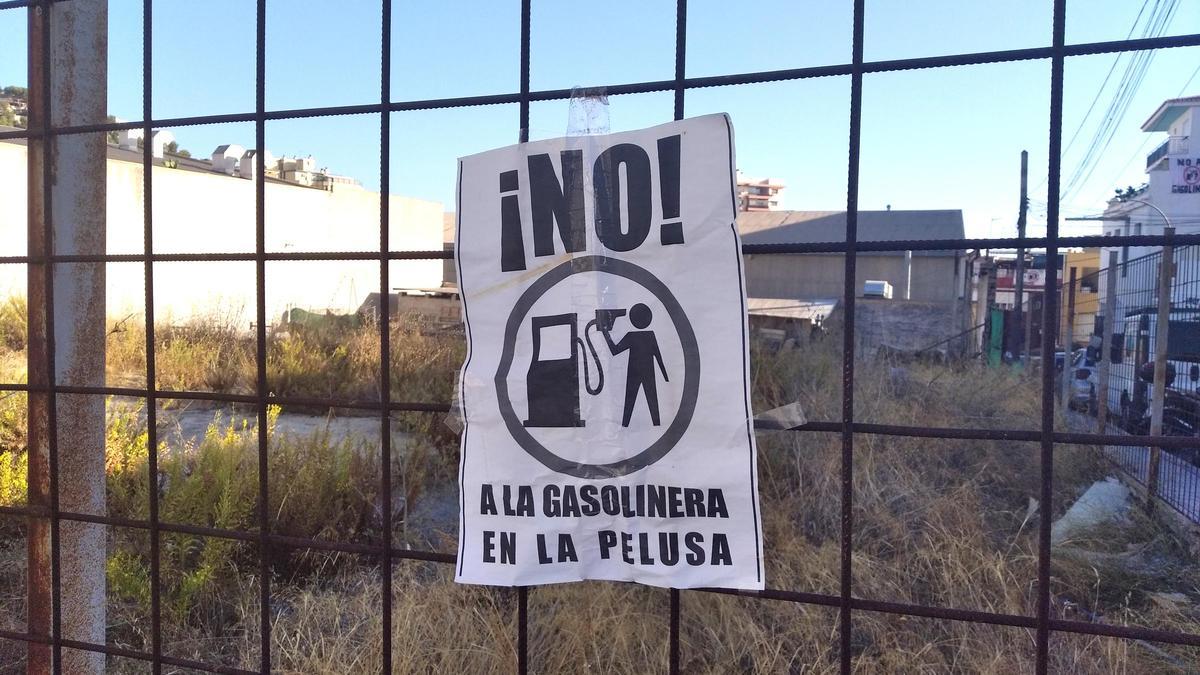 Protesta de vecinos de La Pelusa por el proyecto de gasolinera en la calle Potosí.