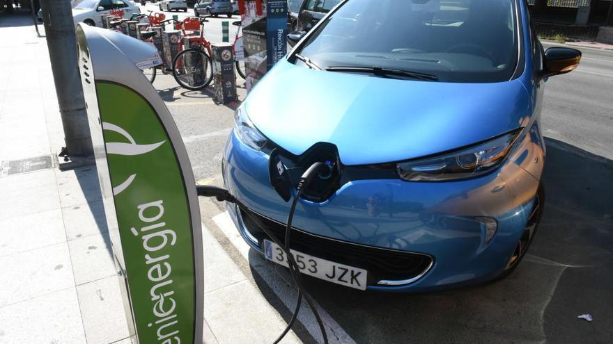 Un coche eléctrico estacionado recarga su batería.