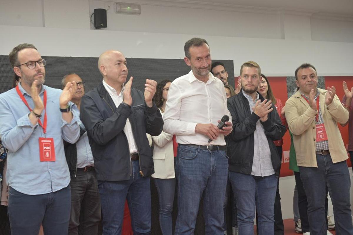 Carlos González trató de animar a sus compañeros en la sede socialista