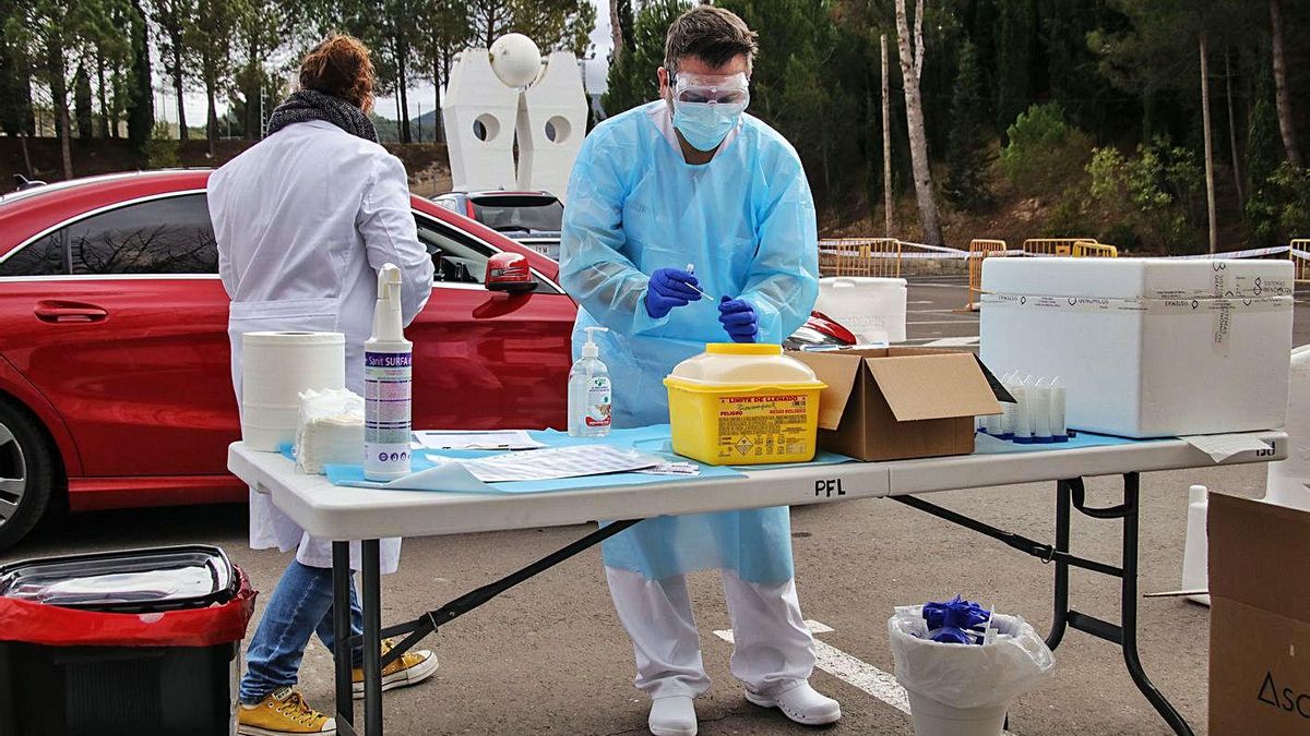 Health professionals carrying out PCR outdoors in Alcoy. | JUANI RUZ Health professionals carrying out PCR outdoors in Alcoy. | JUANI RUZ