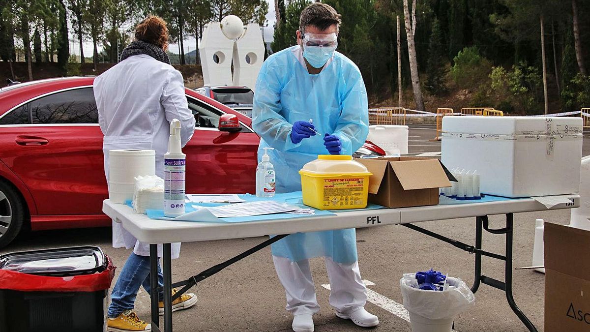 Profesionales sanitarios realizando PCR al aire libre en Alcoy. | JUANI RUZ