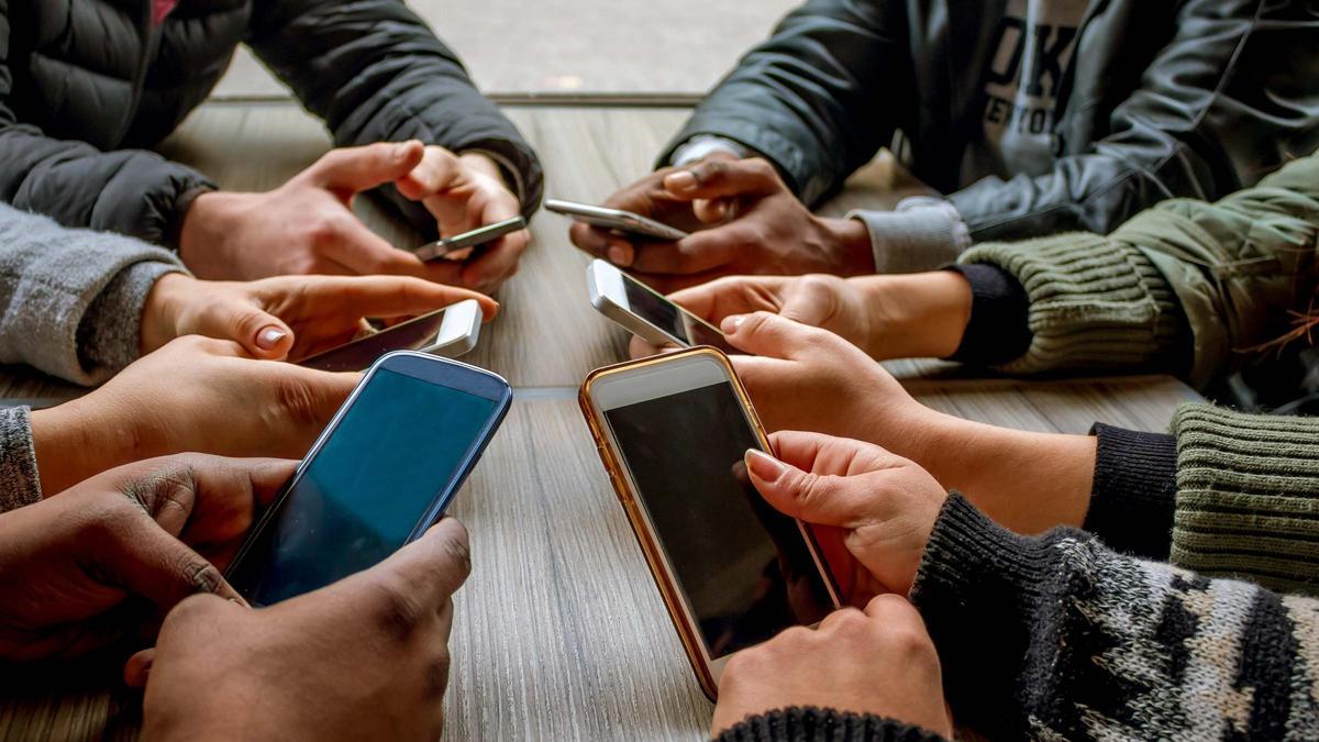 Personas utilizando sus teléfonos