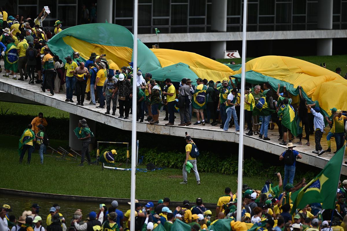 AME4954. BRASILIA (BRASIL), 08/01/2023.- Manifestantes contra los resultados electorales y el gobierno del recién posesionado presidente Lula da Silva invaden el Congreso Nacional, el Supremo Tribunal Federal y el Palacio del Planalto, sede de la Presidencia de la República, hoy, en Brasilia (Brasil). Seguidores del expresidente brasileño Jair Bolsonaro invadieron este domingo el Palacio de Planalto, sede del Ejecutivo, y la Corte Suprema, después de haber irrumpido antes en el Congreso Nacional en actos golpistas contra el presidente Luiz Inácio Lula da Silva. Los ventanales de la sede del poder Judicial y del Congreso Nacional fueron rotos por los manifestantes, que ya ocupan los edificios de los tres poderes en el país.EFE/ Andre Borges