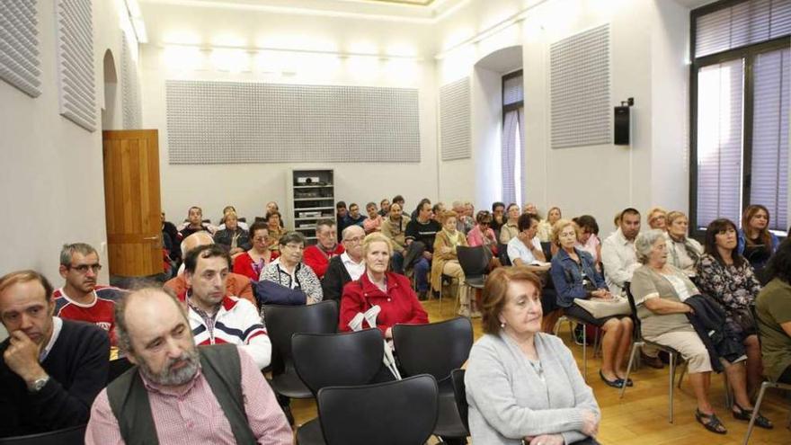 Reunión de familiares de trabajadores de Apta, el pasado jueves en el Antiguo Instituto.