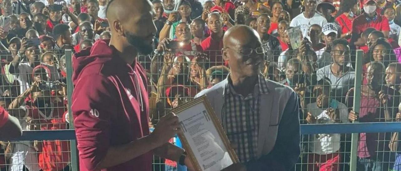 Emilio Nsue recibiendo un premio entre la multitud. | INSTAGRAM/EMILIO NSUE