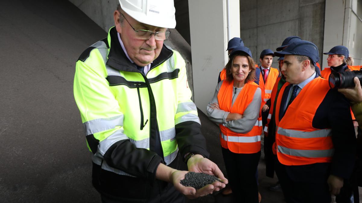 Un representante de Forgasa (Samca) muestra el biofertilizante que produce la empresa en presencia de la ministra de Transición Ecológica, Teresa Ribera.