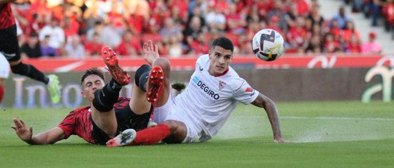 Raíllo pugna por el balón durante el partido.