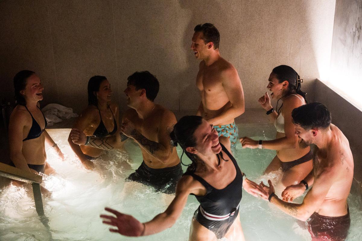 Barcelona. 19/03/2026. On Barcelona. Spa Rave en Inner Flow Studio, con DJ y saxofonista en directo. AUTOR: Marc Asensio Barcelona, Catalunya, España, spa, DJ, saxofonista, fiesta, Spa Rave, baile, diversión, relajación, sauna, jacuzzi, Wellness, fiesta, evento, agua, Inner Flow Studio