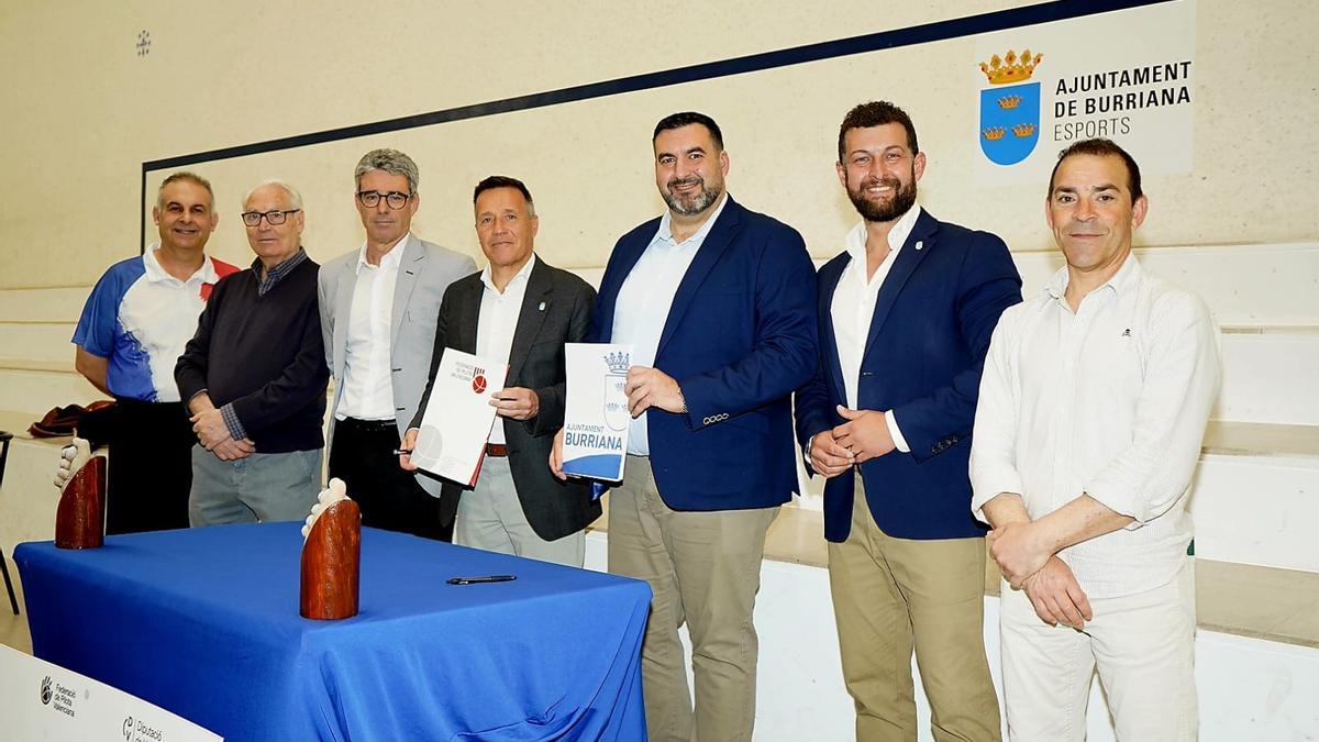 El Trinquet Municipal ha sigut el lloc escollit per a firmar l'acord per a fomentar la pilota valenciana a Burriana.