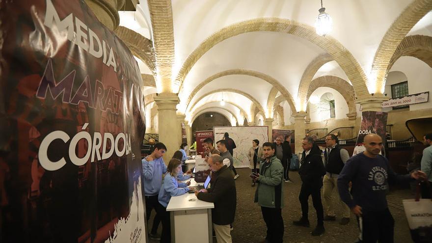 Media Maratón de Córdoba 2023 : la recogida de dorsales en Caballerizas, en imágenes