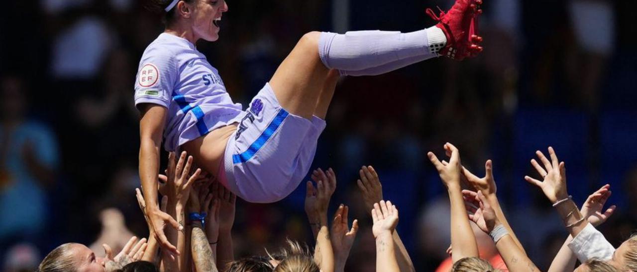 La plantilla del Barça manteja Melanie Serrano. | EFE/ENRIC FONTCUBERTA