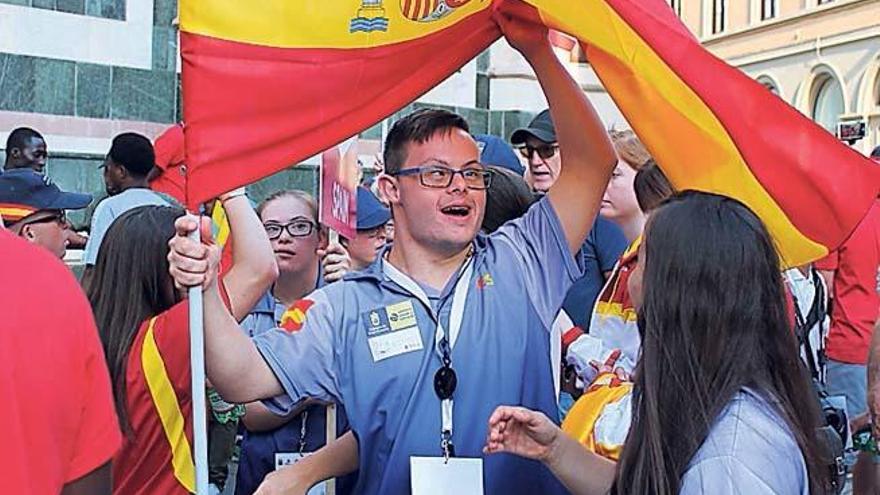 Héctor Santana Sánchez con la bandera de España en Florencia.