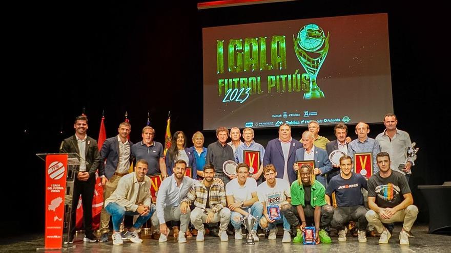 Toni Arabí con su trofeo junto a Pep Sansó. | FFIB