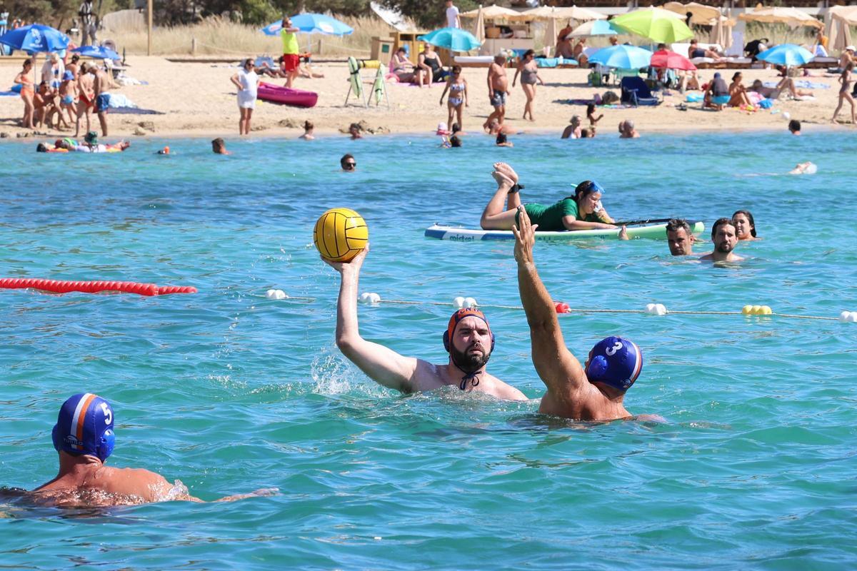 Imágenes de la jornada de fase de grupos del Beach Polo Sant Josep celebrado en Port des Torrent