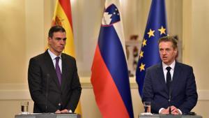 Pedro Sánchez junto al primer ministro esloveno, Robert Golob en Ljubljana.