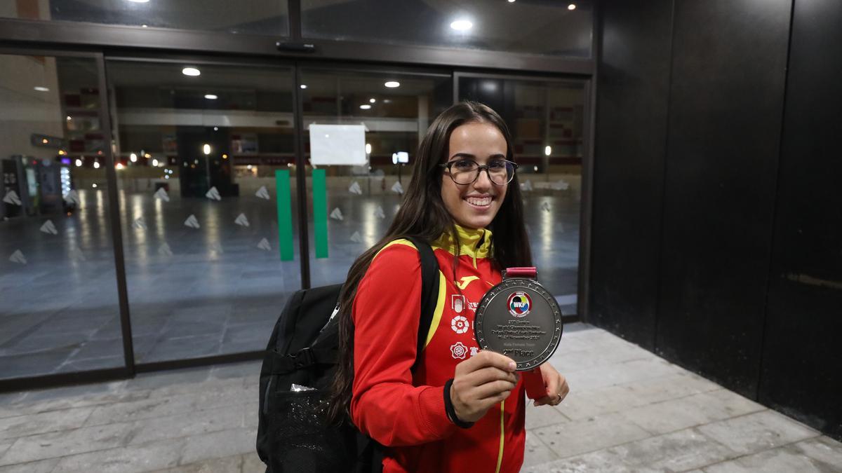 Raquel Roy, con la medalla de plata que logró en el Europeo del año pasado.