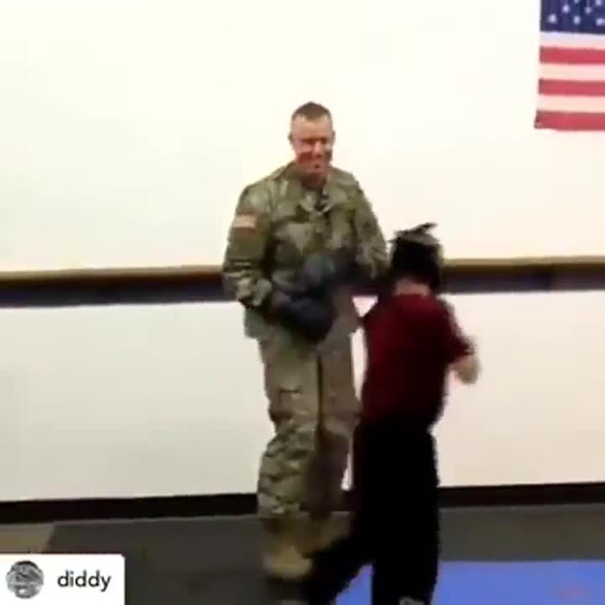 Así fue el reencuentro de un soldado con su hijo después de un año sin verle