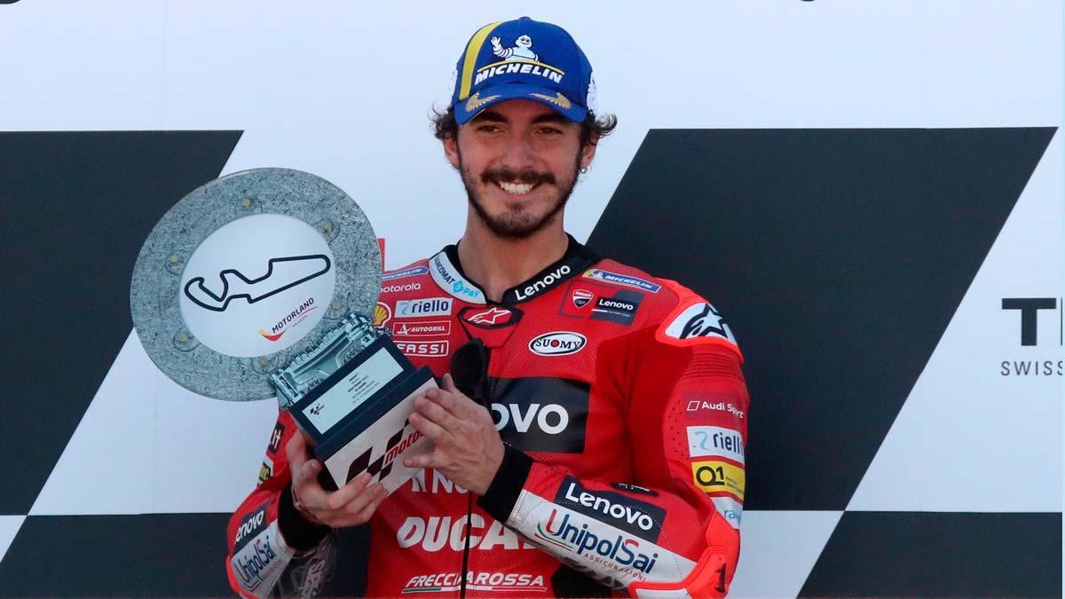 ‘Pecco’ Bagnaia celebra en el podio su victoria en la carrera