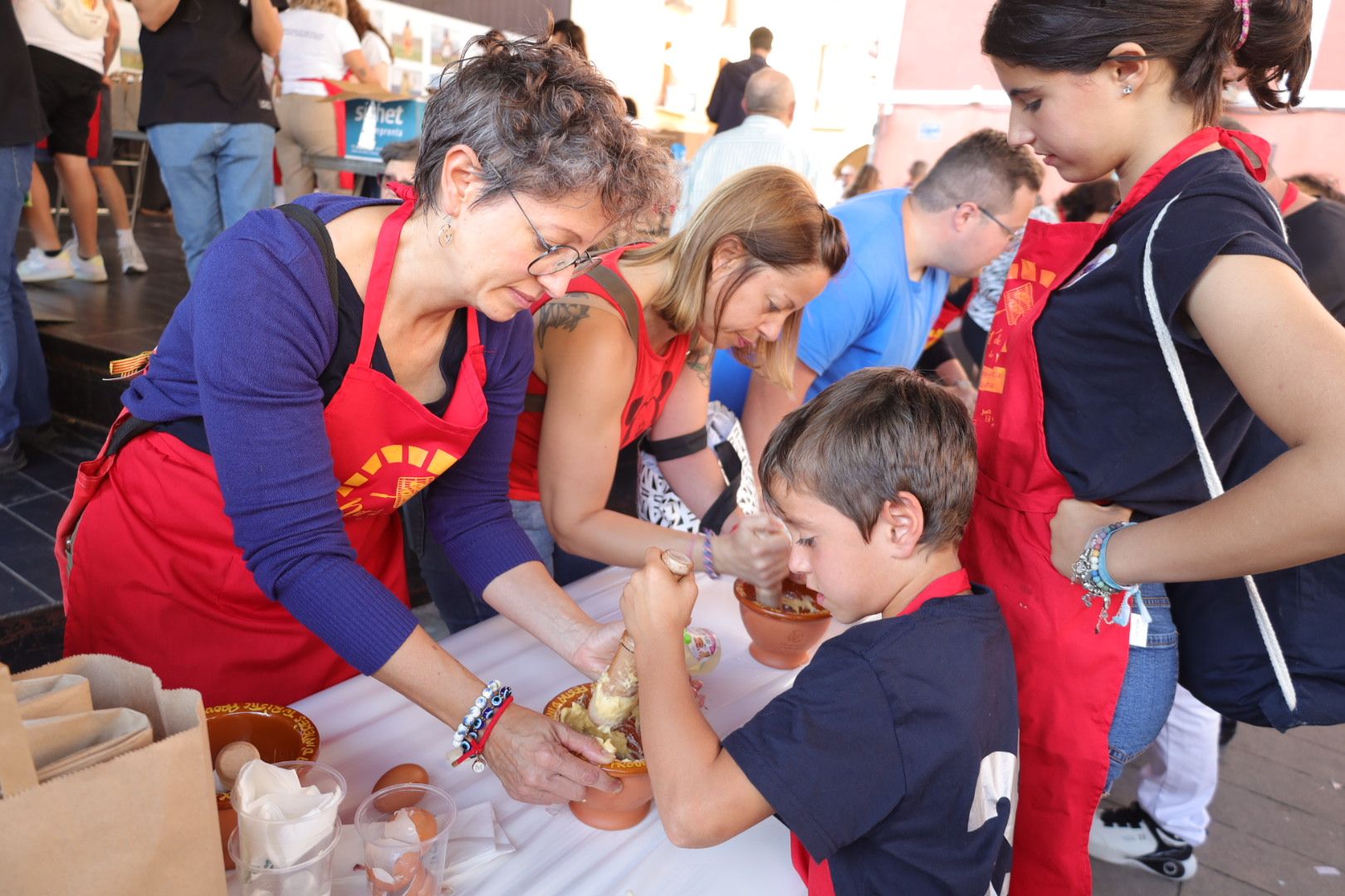 FOTOGALERÍA I Las imágenes de la Nit de la Xulla y del encuentro de elaboración de allioli de las fiestas de Vila-real