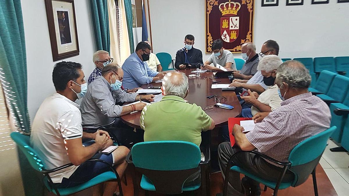 Alcaldes alistanos reunidos en una asamblea de la mancomunidad. | Ch. S.