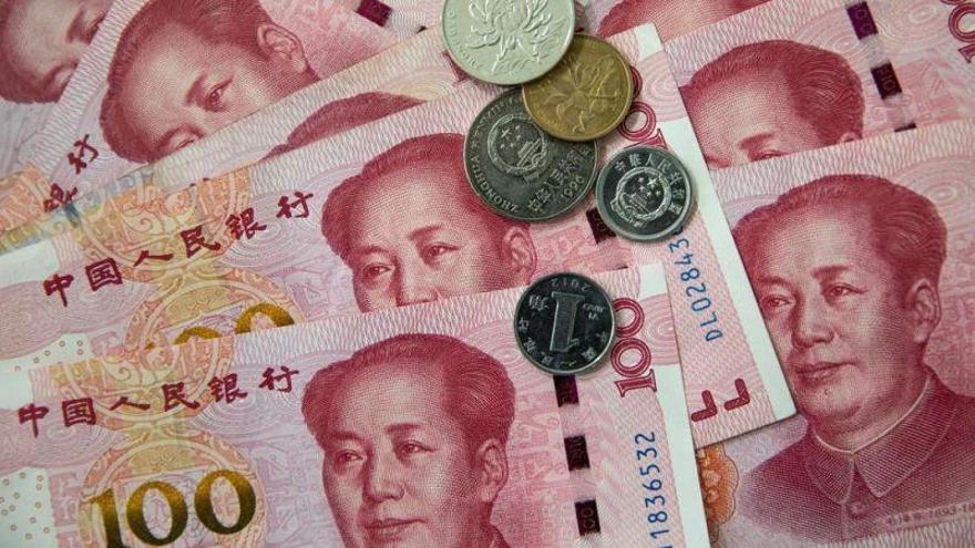 China debilita el yuan en respuesta a la amenza de aranceles de Trump