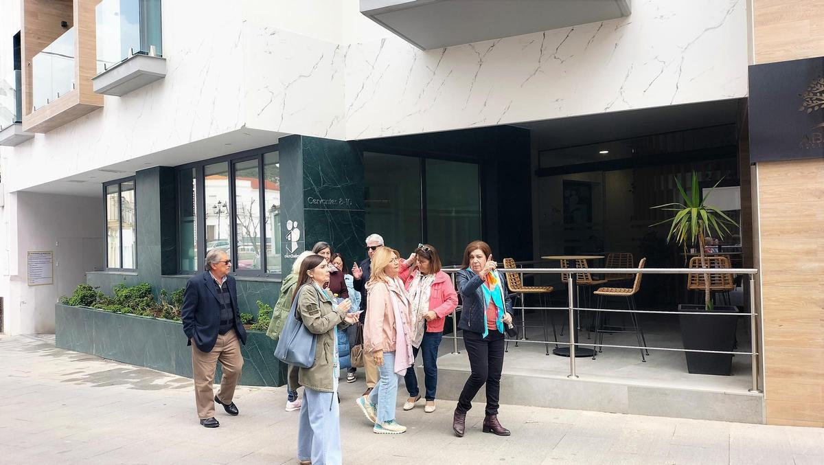 Clientes a las puertas del edificio