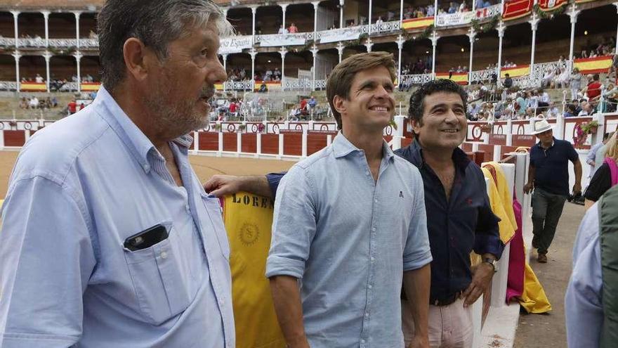 &quot;El Juli&quot;, ayer en El Bibio, entre Rafael Finat, ganadero de Conde de Mayalde, y Aquilino Tuya, presidente de la Peña Cocheras.