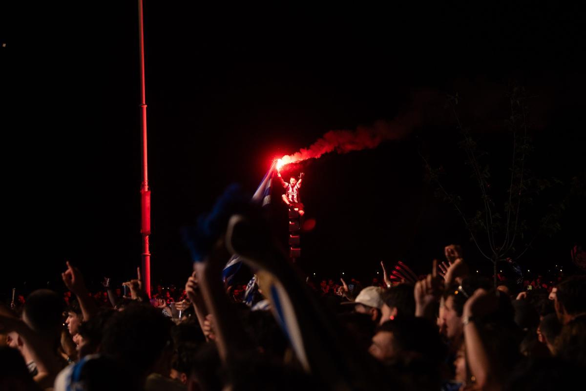 Así fue la llegada del Deportivo a Riazor: apoteosis en la explanada Así fue la llegada del Deportivo a Riazor: apoteosis en la explanada